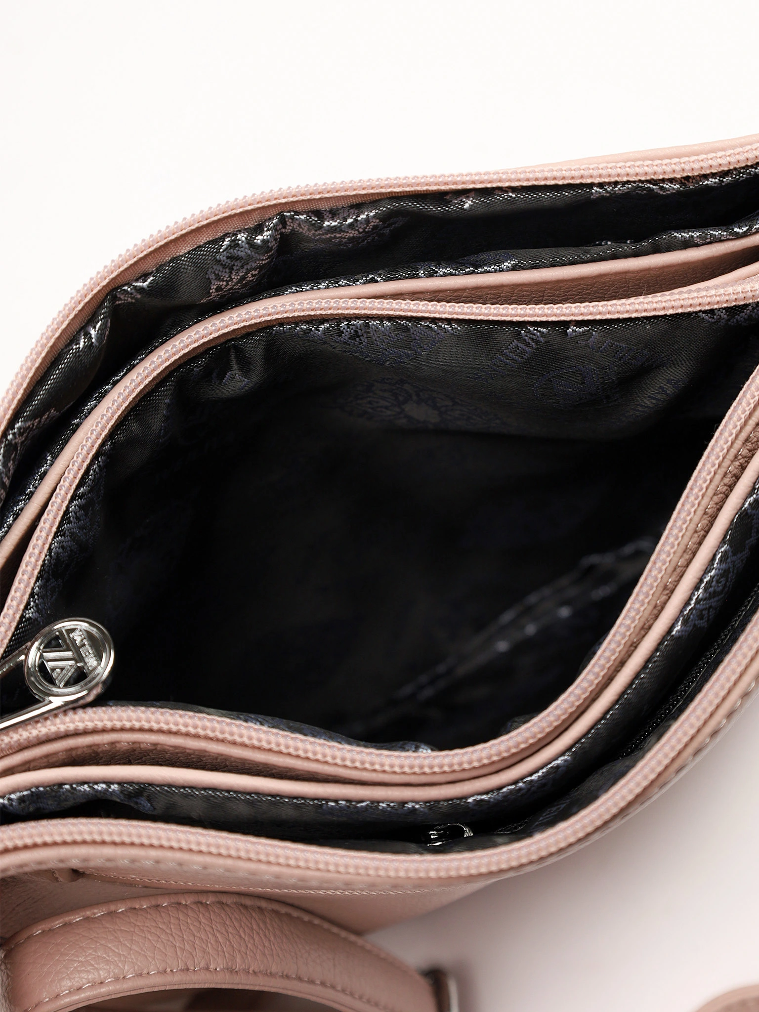 Сумка-кроссбоди с декоративным патчем в ассортименте